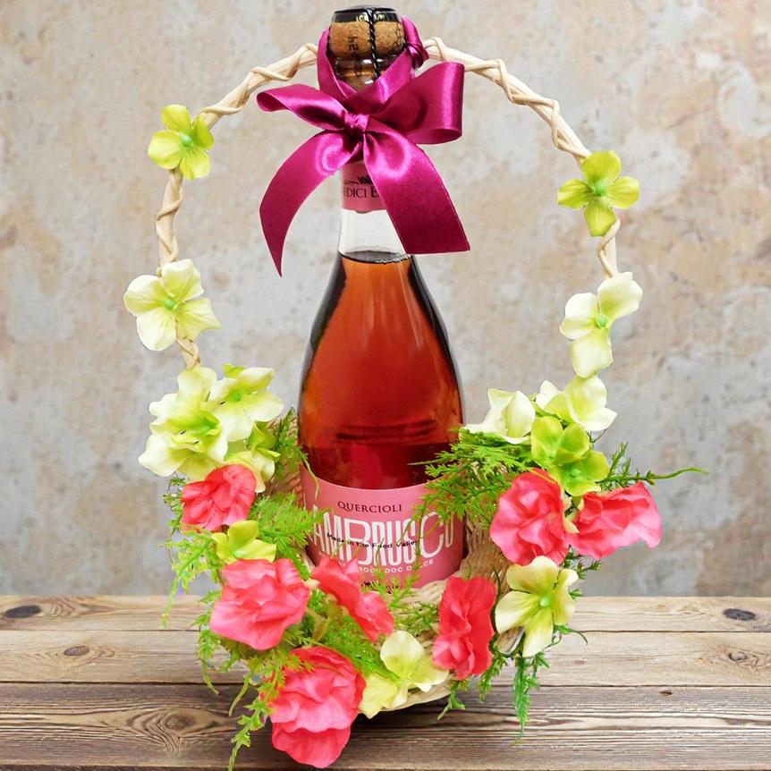 枯れない花のフラワーバスケットと、甘く華やぐイタリアのドルチェワイン ― ランブルスコ ―